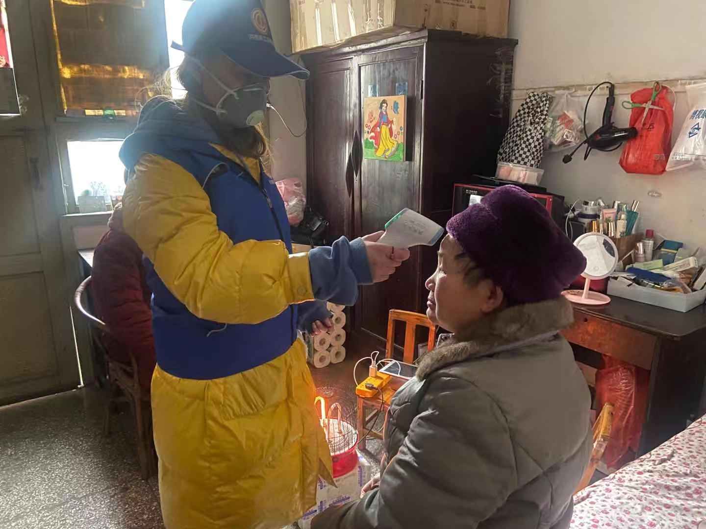 抗疫前线这一抹红分外动人,抗疫前线永不褪色的那一抹藏蓝色