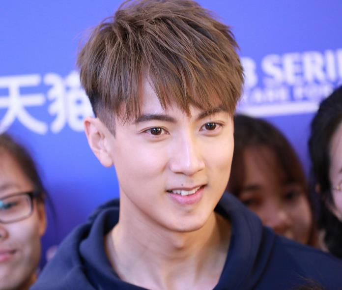 留了胡子反而更帅的男星,刮掉胡子帅到爆的男星