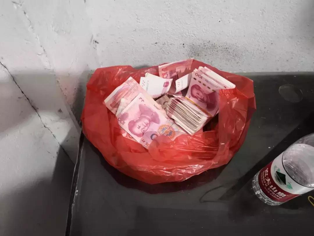 一句“不许动！”他们把钱当废纸一样乱丢……