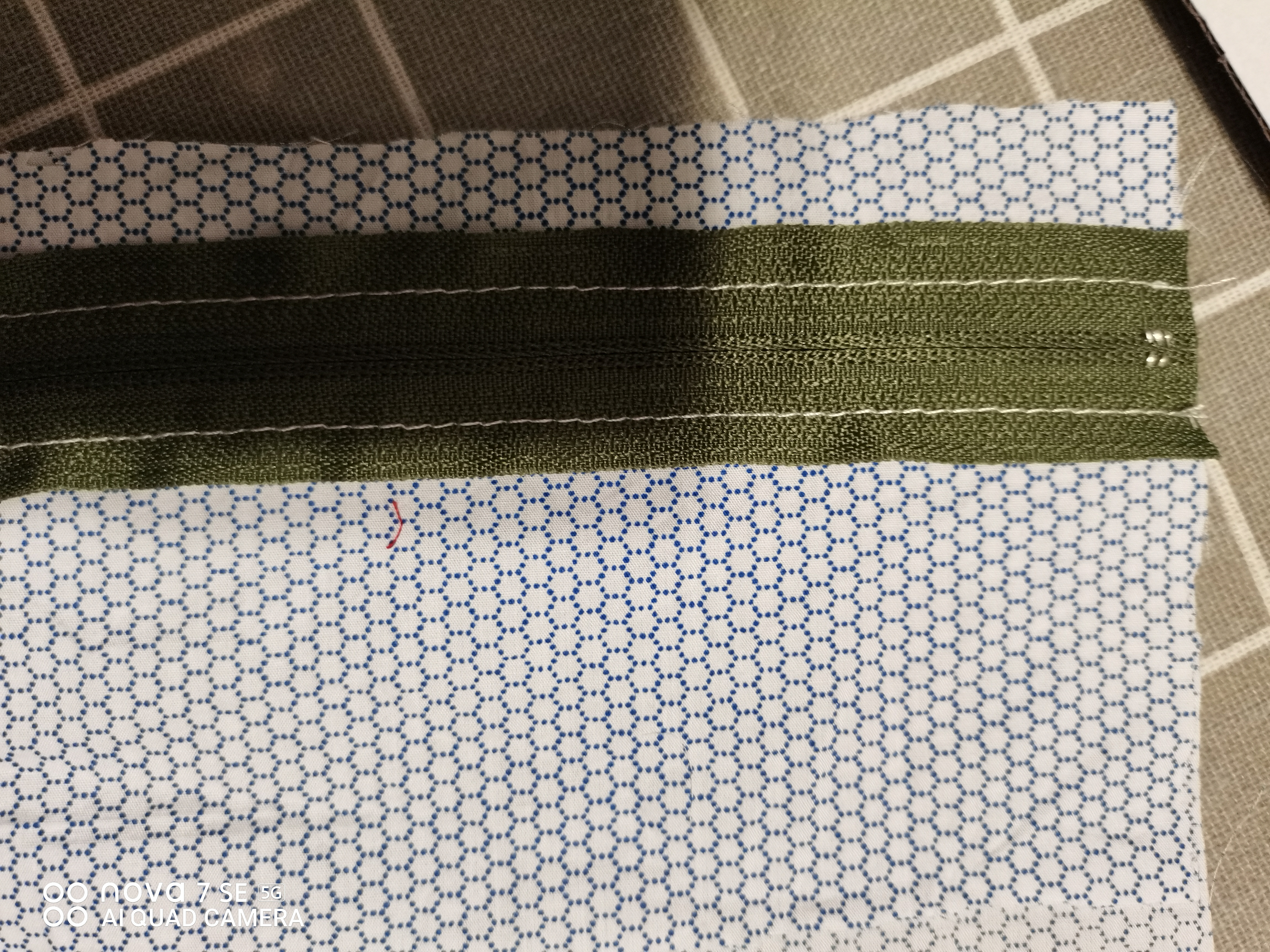 用单边压脚上隐形拉链的技巧,上普通拉链压脚的教程