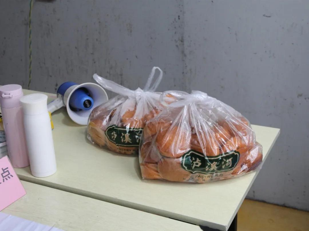 他一直都在诗歌,她一直都在作文600字