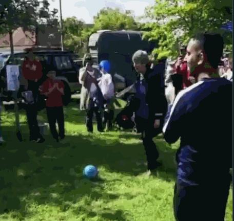 英国首相梅姨说足球,英国首相约克逊踢足球