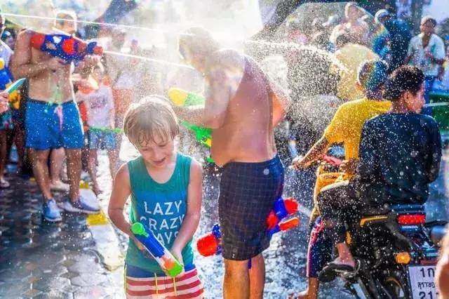 泰国泼水节爆发枪战,泰国泼水节