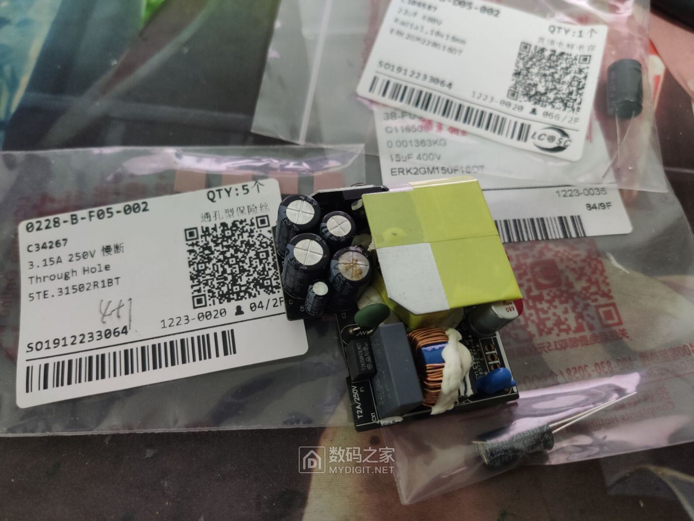 小米22.5瓦充电器拆解,小米120瓦充电器如何拆开维修