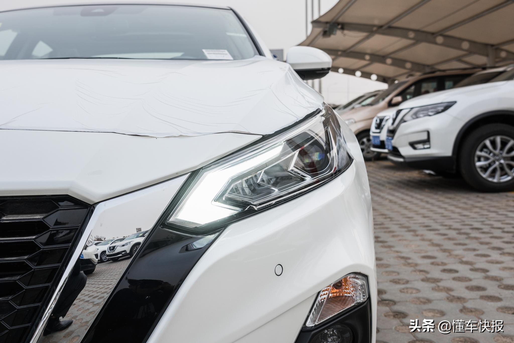 本田雅阁和日产天籁2.0t对比测试,天籁2.0t和雅阁混动怎么选