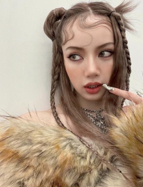 lisa和伯贤的solo销量谁厉害,lisa的solo有吉尼斯纪录吗