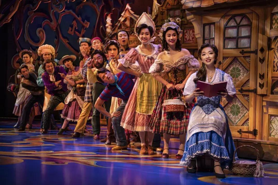 迪士尼乐园:香港向左,上海向右