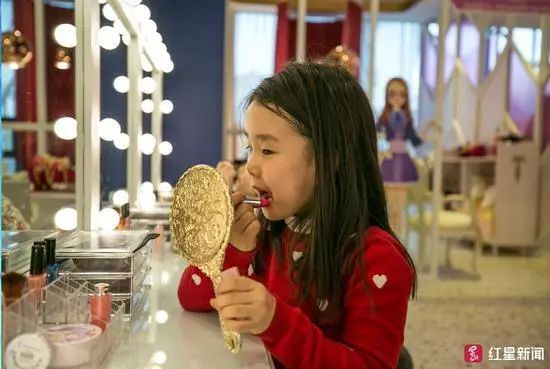 妈，上学前先给我撸个妆