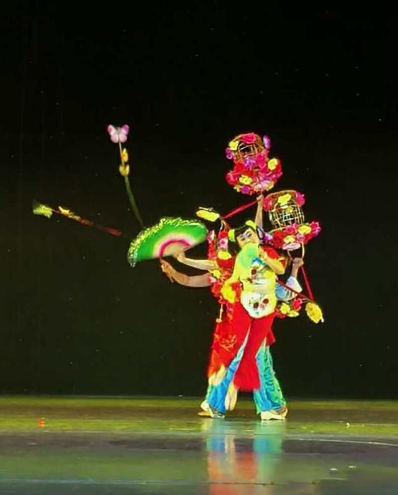 莫道桑榆晚为霞尚满天——记固始县三土艺术团编导荣新老师