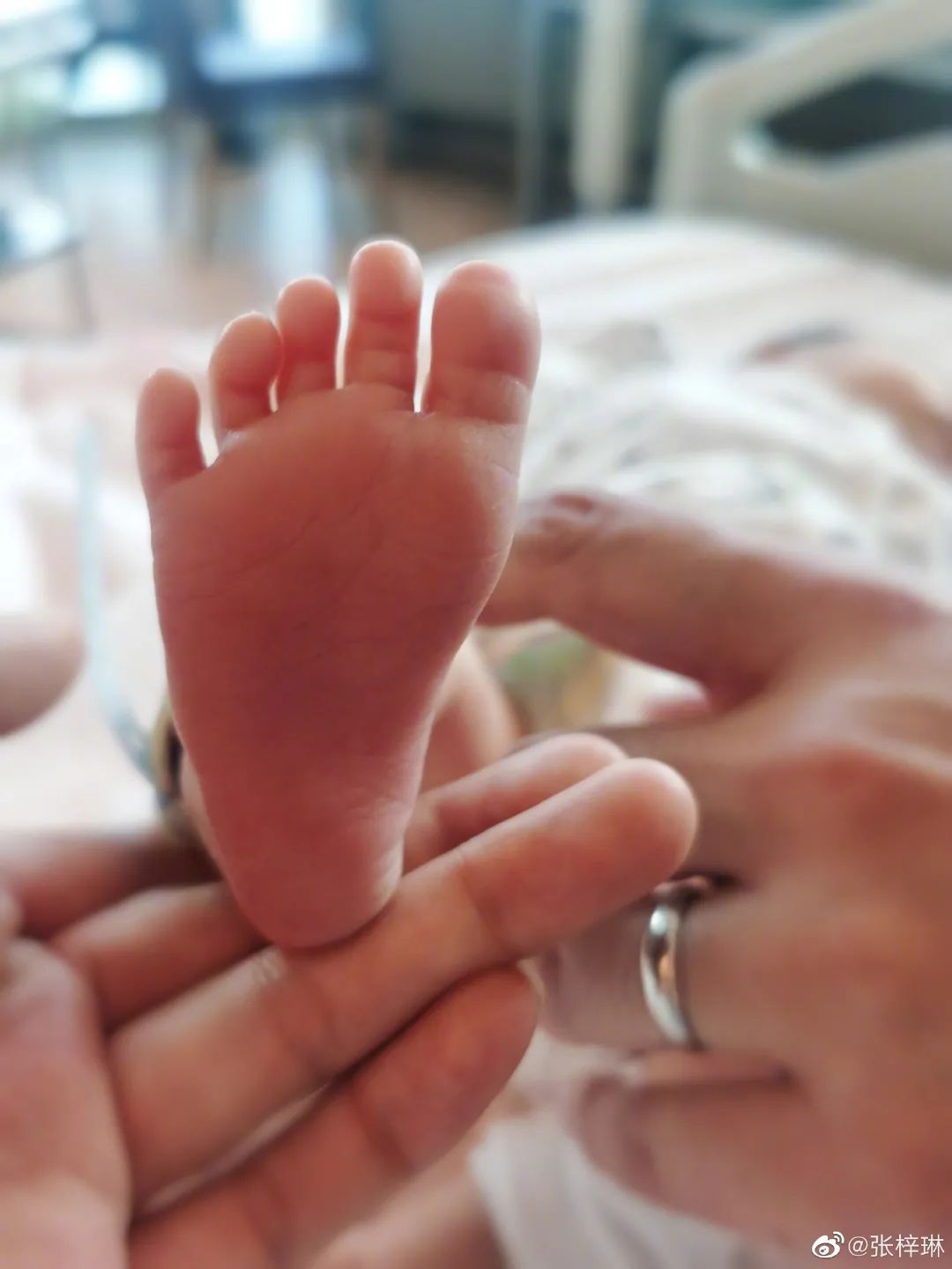 明星六一齐晒照：唐嫣陈妍希晒娃，热巴娜扎美照，安以轩令人泪目