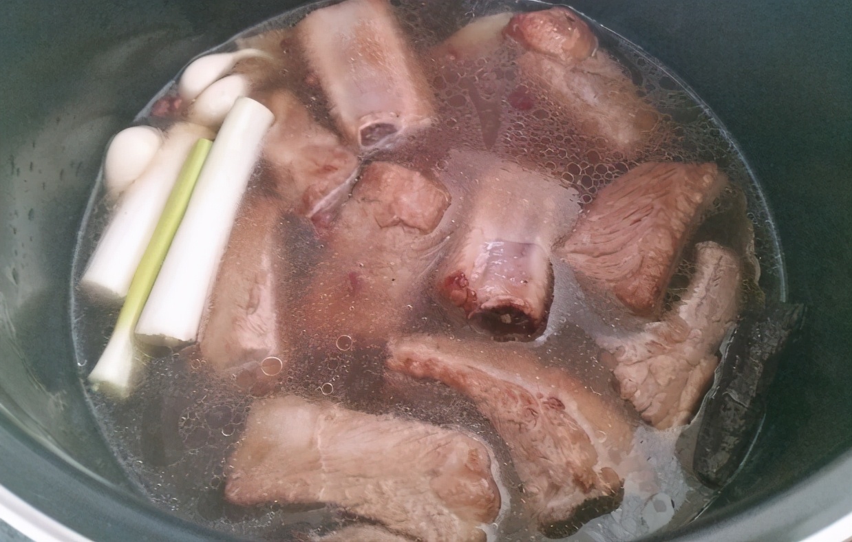 炖排骨时不要直接焯水,炖排骨别直接焯水