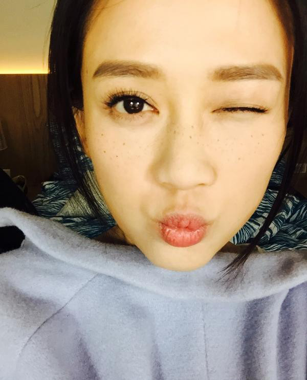 40岁女人脸上的斑怎么办？遮住它还不如转化为优势，拥有混血感！