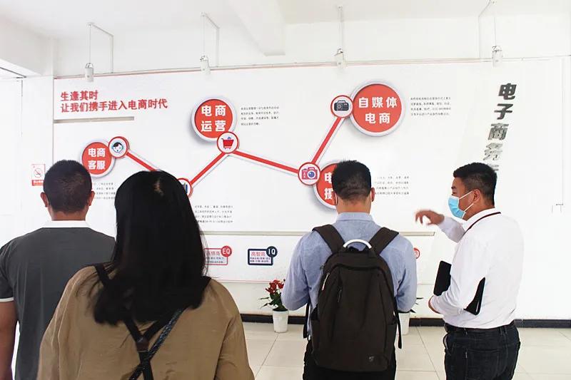 郑州易亚信息技术有限公司段长春总经理一行到我校洽谈交流