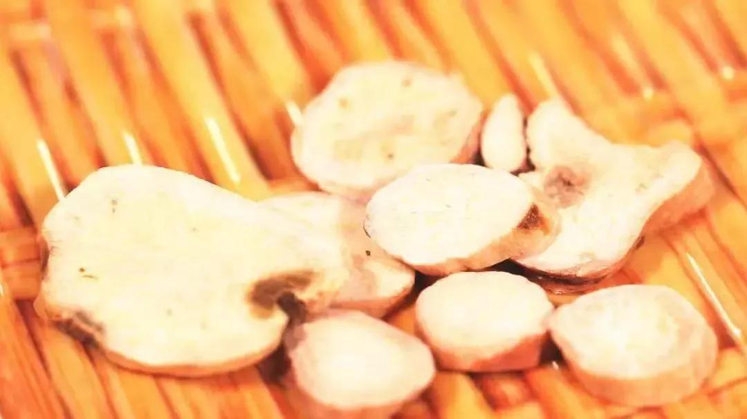 2款养生茶饮适合冬季饮用,这2种茶尽量少喝