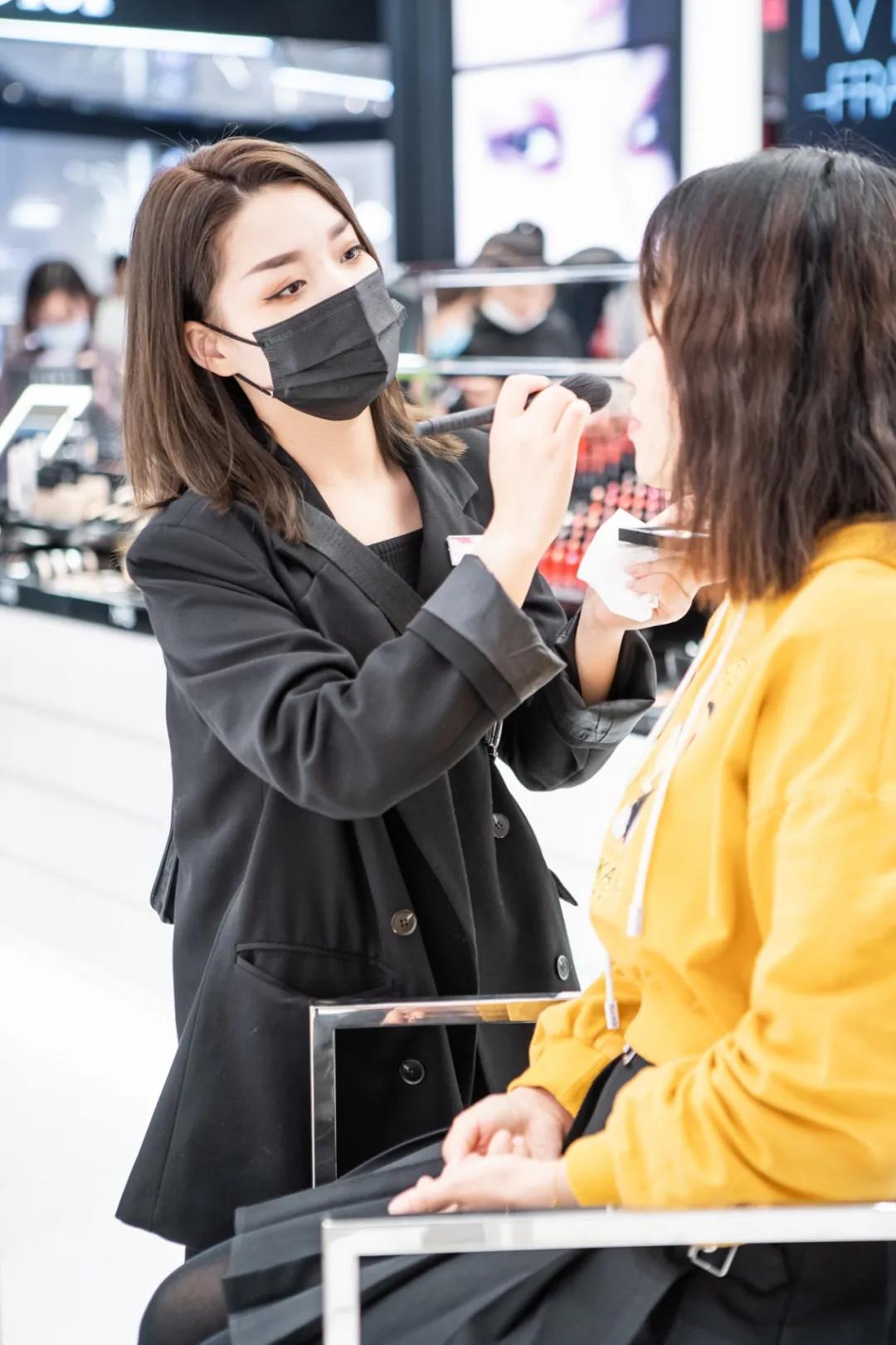 火爆全网的美妆店,美妆店火爆现场