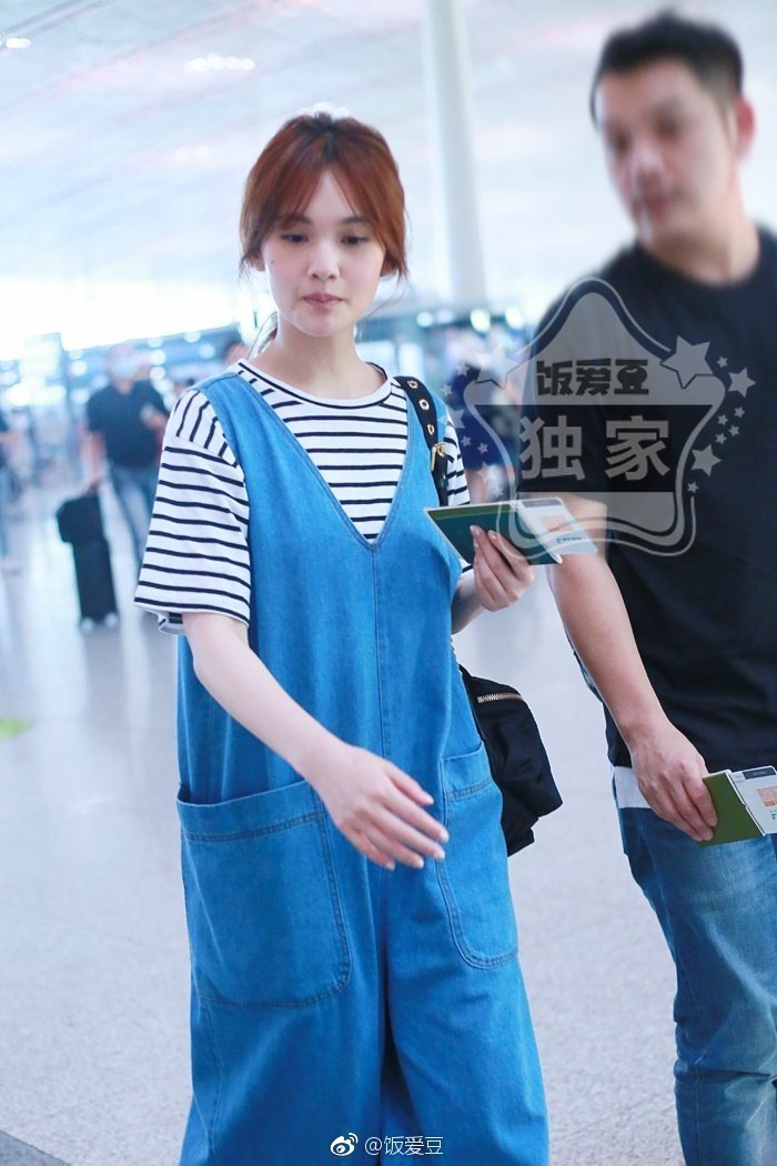 还在穿阔腿裤的你可能不知道,时髦精都悄悄穿起了束脚裤和背带裤