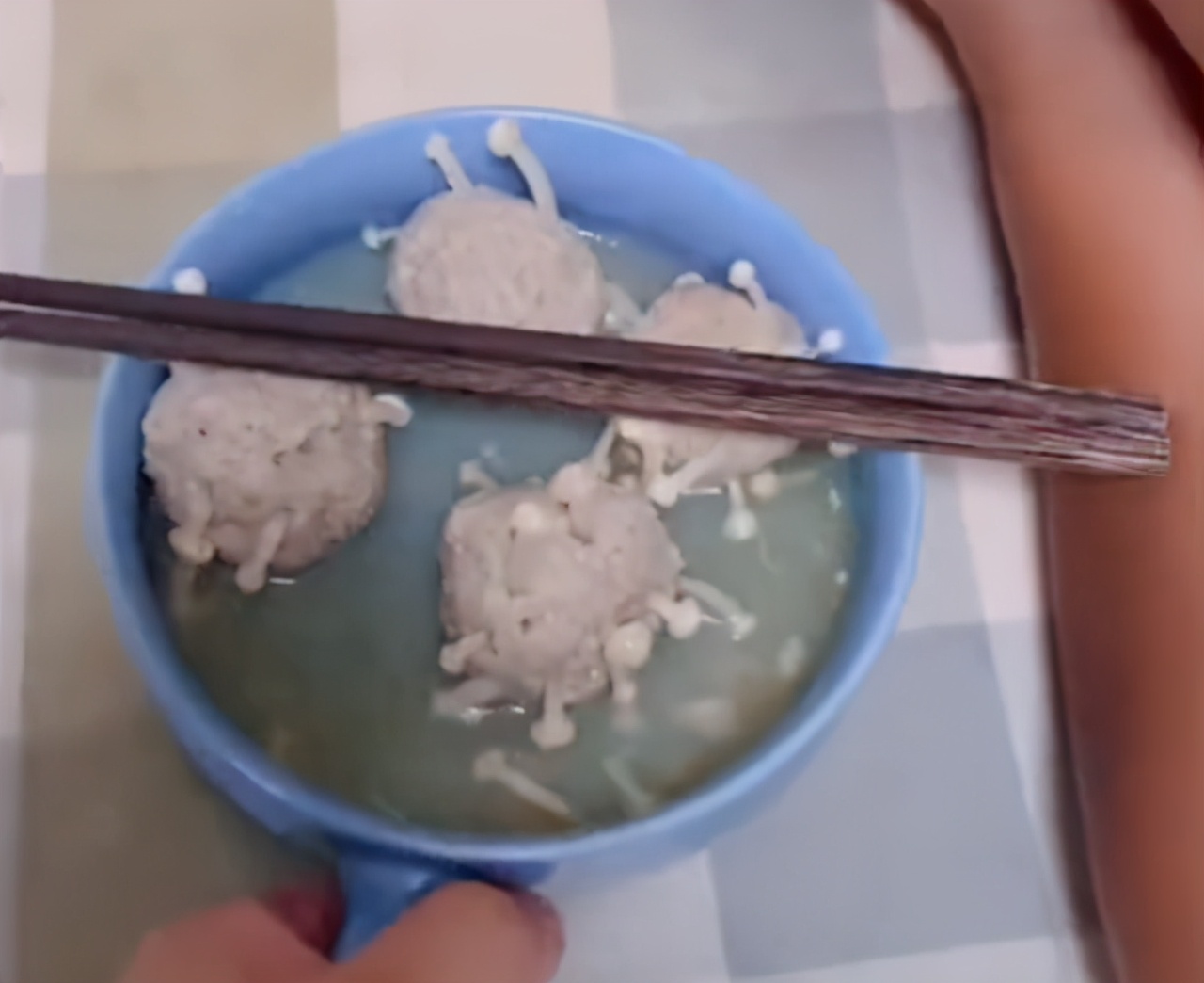 山东女子为丈夫做“小病毒汤”，丈夫迟迟下不了口，网友瞬间笑喷