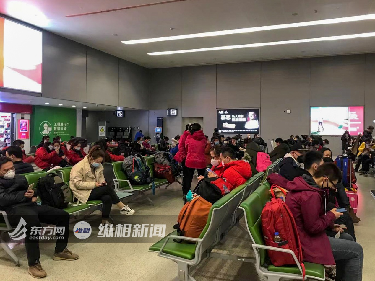 爱意爆棚！上海第二批援鄂医疗队行李超重，东航紧急换机