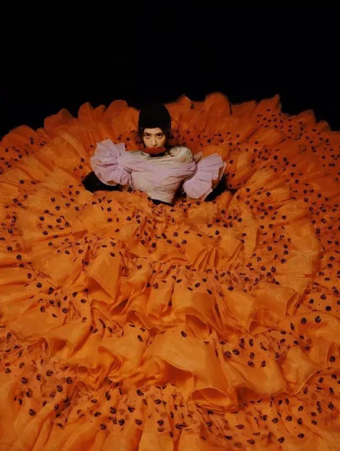 蔡依林的18年老粉儿,蔡依林一身红蓝