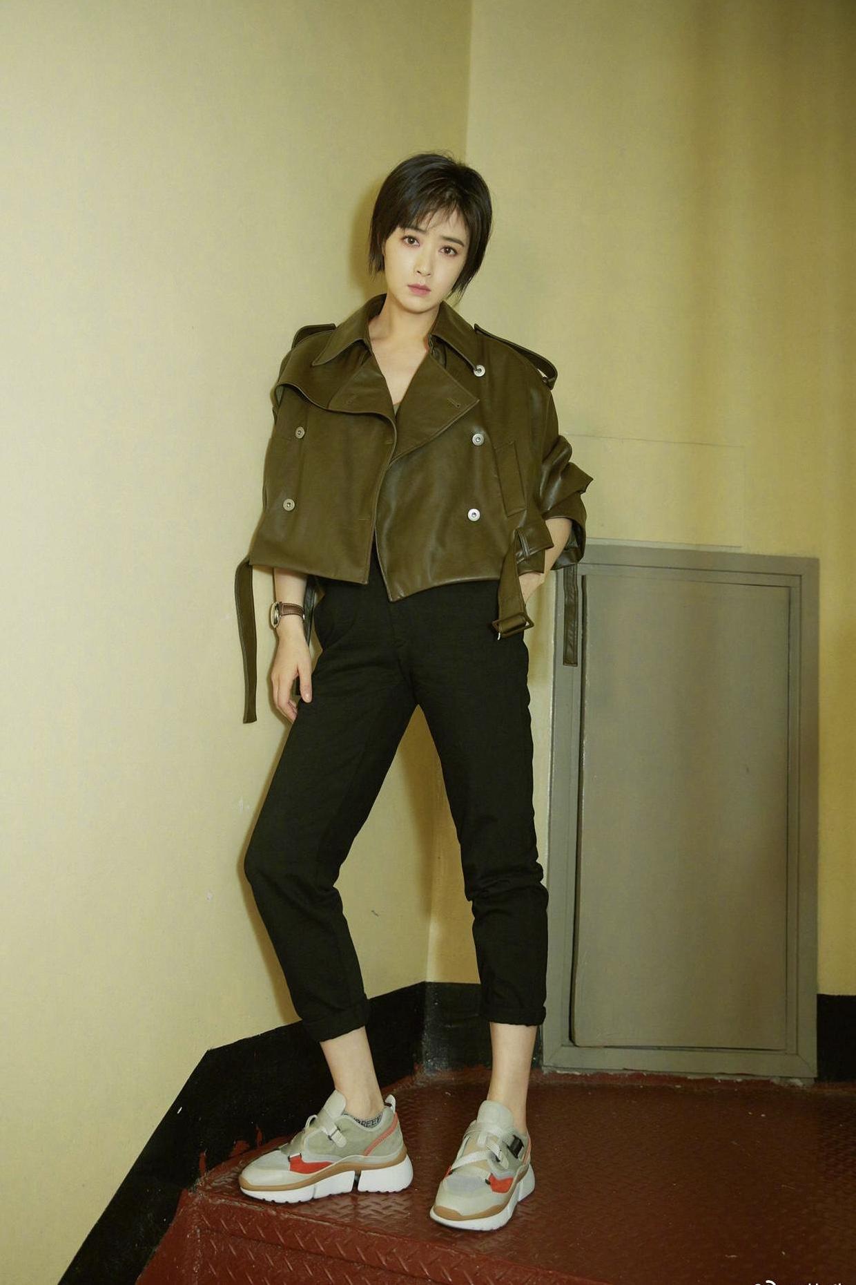 蒋欣白色西装短发造型,蒋欣身穿衬衣搭配中长发