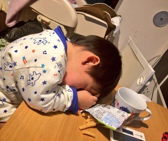 宝宝吃饱就睡正常吗,宝宝吃饱还可以奶睡吗