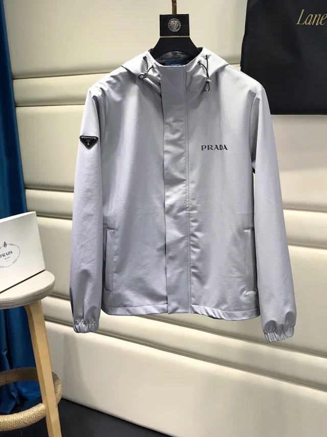 普拉达经典三角标冲锋衣,普拉达冲锋衣男款2021款