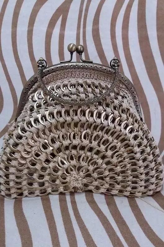 易拉罐拉环包包大全,易拉罐拉手编织的包包和隔热垫