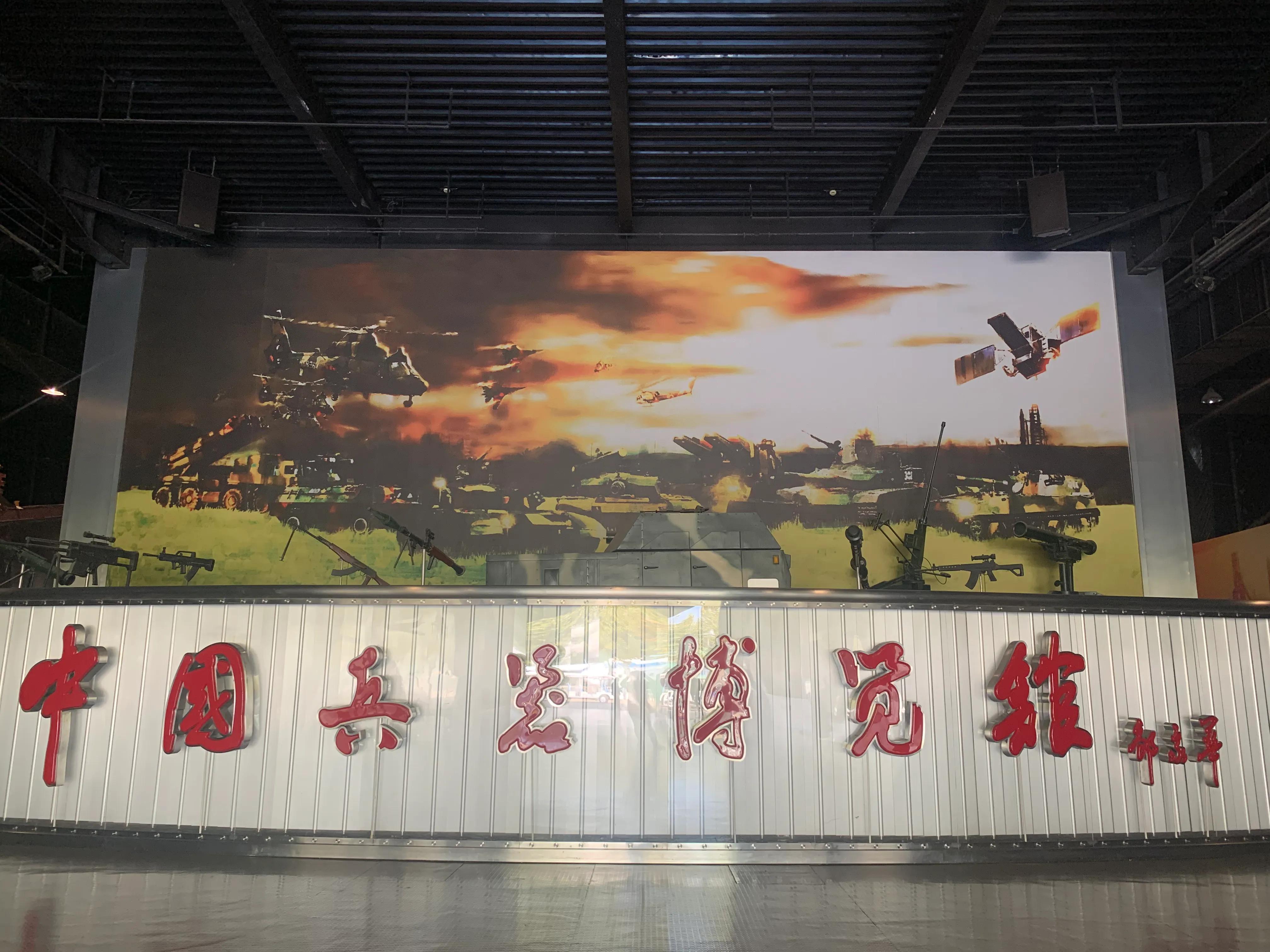 军事迷参观坦克,东方绿舟军事