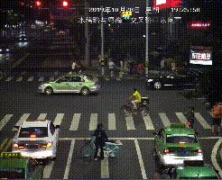 出尽洋相！珠海一奇葩男子躺马路中间睡大觉！过往司机提心吊胆！