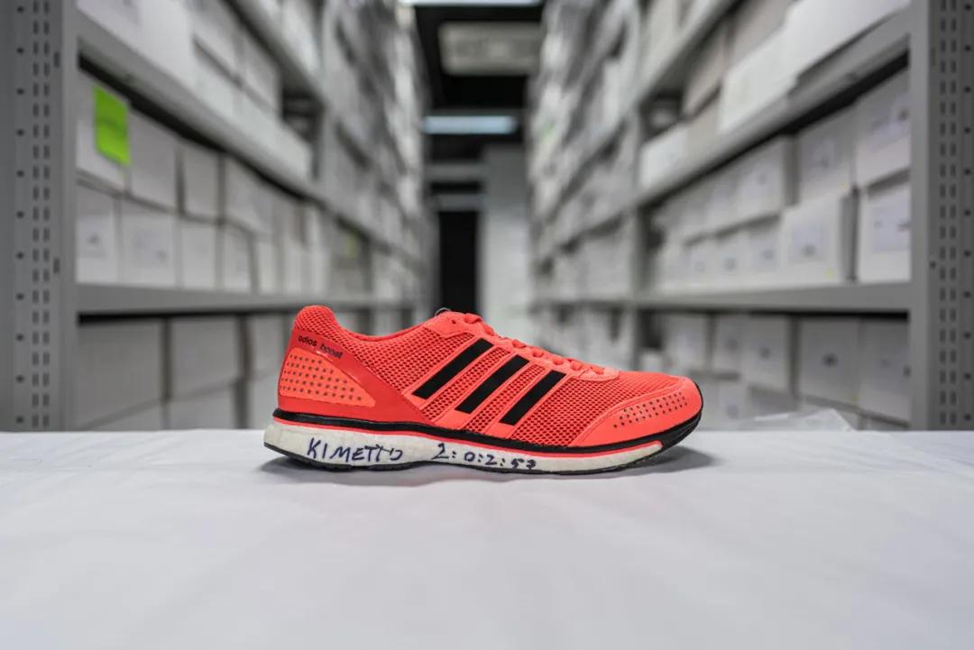 阿迪达斯碳板跑鞋adizerox2,adidasadizeropro有没有碳板