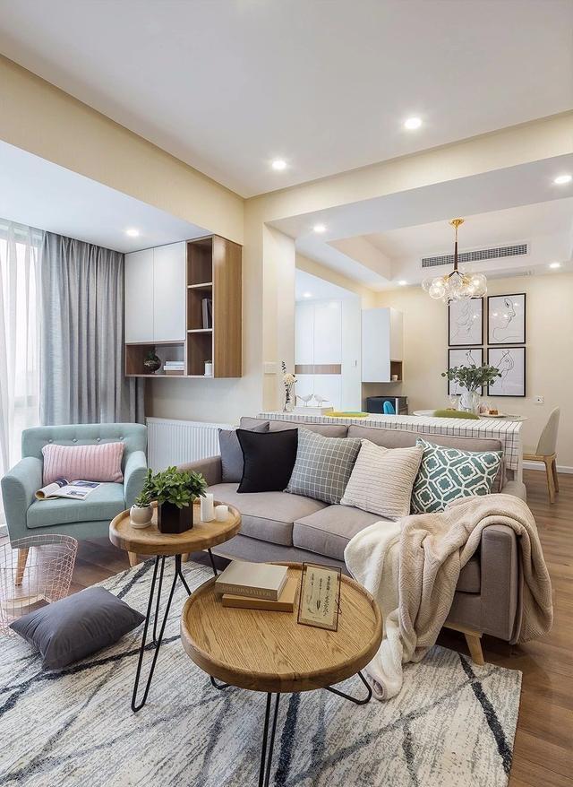 小次卧连着阳台砌墙做榻榻米,老破小阳台变卧室增加一间房