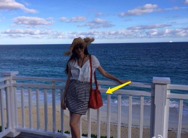 曾穿搭两千万起步的吴佩慈，现参加闺蜜儿子抓周派对，无钻戒包包