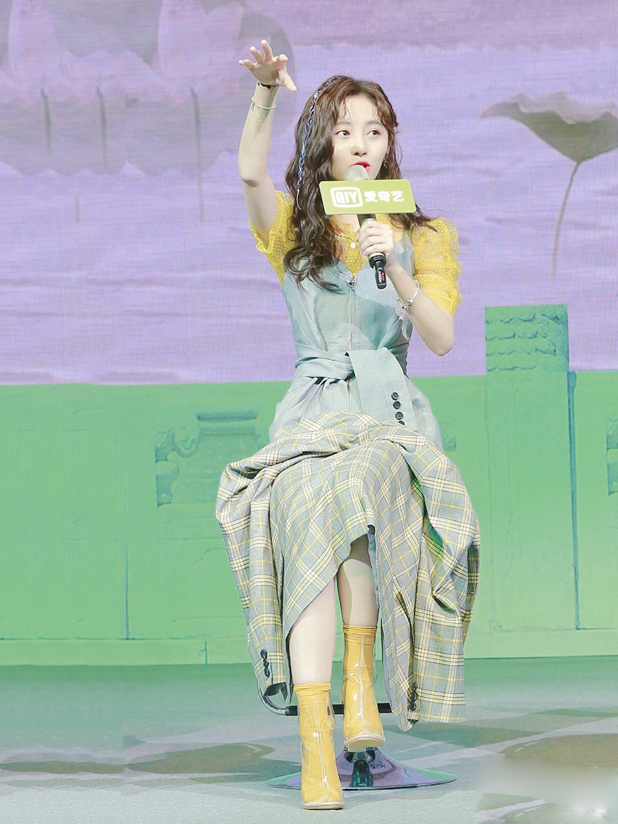 杨超越和鞠婧祎谁的衣品好,鞠婧祎和杨超越撞衫蓝色衣服