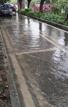 台风暴雨上下班注意安全,台风暴雨来袭出门在外注意安全