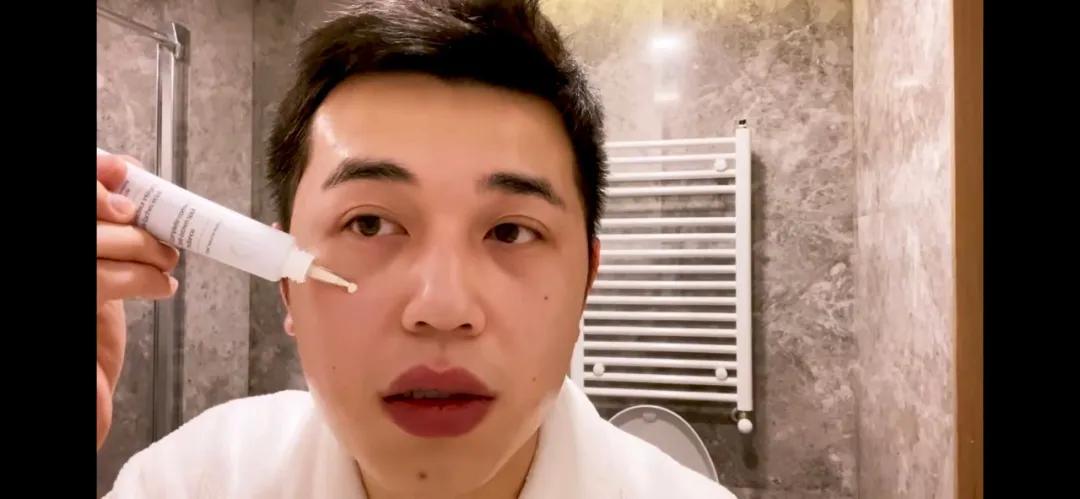 李佳琦和小助理：没有发生爱情的恩爱互怼