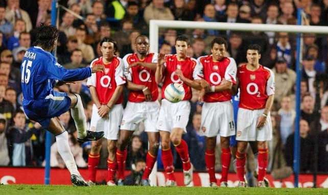 足球人墙站位为什么要护下面,足球当人墙运动员护裆