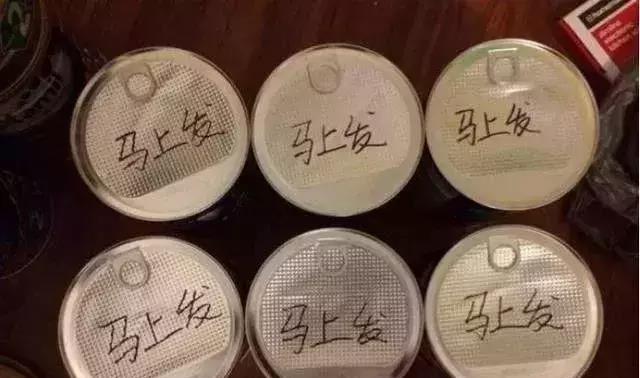 你给宝宝代购的奶粉可能是假的!国外沃尔玛奶粉桶下出现中文签名