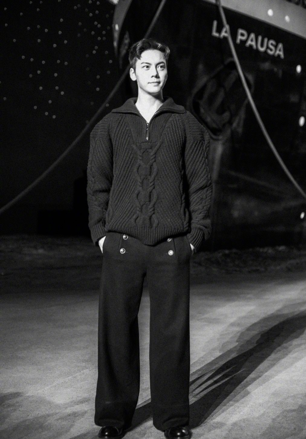 陈伟霆穿的束脚裤,陈伟霆黑裤子白鞋