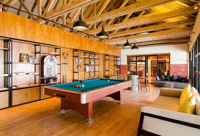 房间旁边就是泳池,房间旁边就是淋浴室