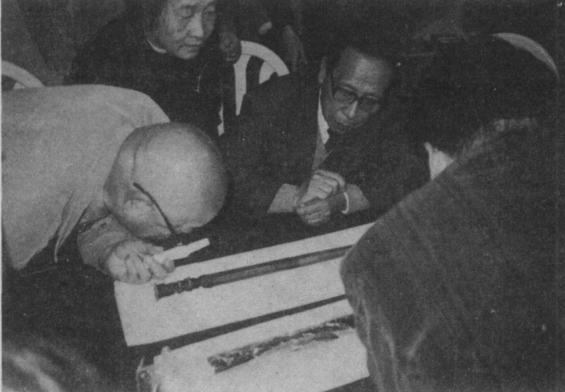 老农捡到古董宝剑竟然价值800w,专家文物低价买进高价卖出