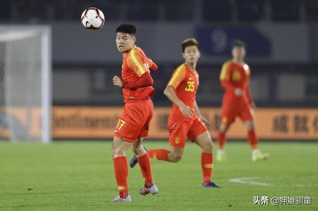 老中青国家队接连犯低级的传接球失误，是技术问题还是心理问题