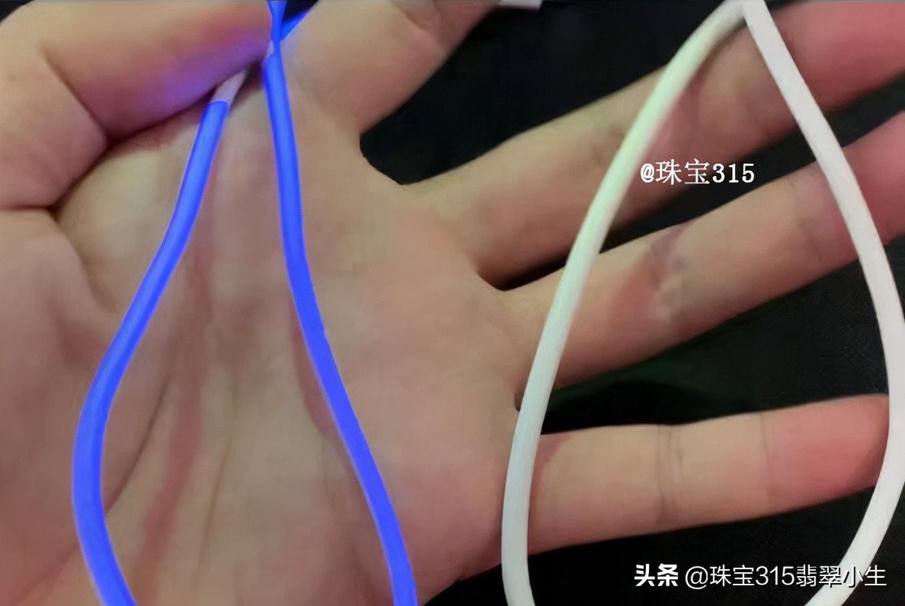 翡翠打紫光灯有荧光是不是真翡翠,翡翠用紫光灯照真假视频