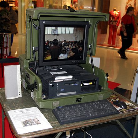 站在最高点的美*用军**什么笔记本电脑？吃鸡香不？