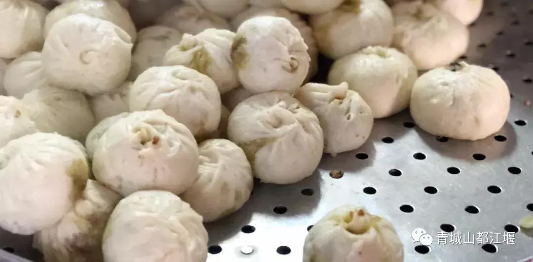 “老板儿，来十个包子，肉的哈~”都江堰人的早晨从这口油滋滋开始，这8家包子店，你最钟意哪家？