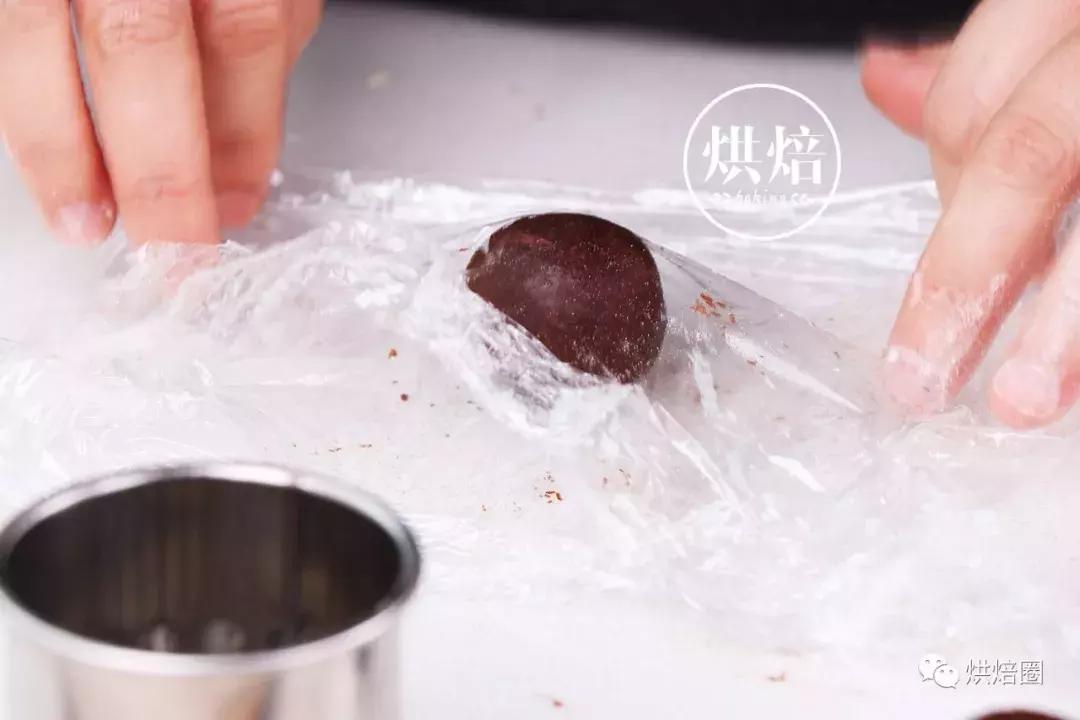 像这样把饼干皮覆在面包上就能烤出一大波孩子都爱的刺猬面包~