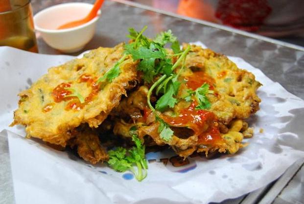 它荤素搭配、色泽金黄,壳酥香馅鲜美,海蛎饼和肉饼哪个更好吃呢