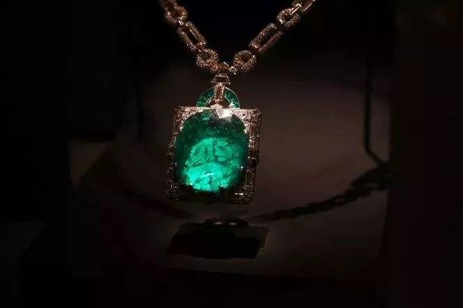 在户外挖到这样宝石千万别扔掉,不怕太阳暴晒的宝石