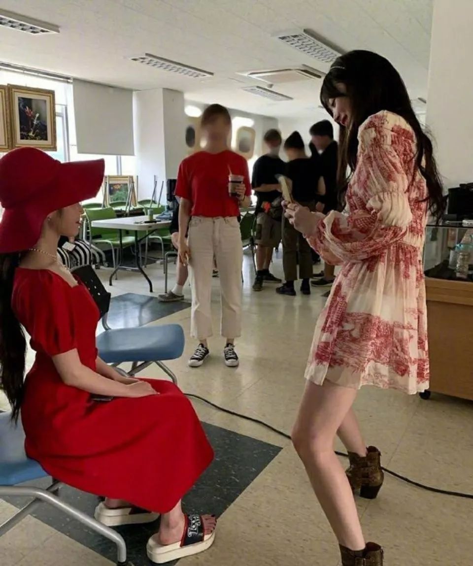 iu悼念雪莉的图片,iu得知雪莉去世崩溃大哭