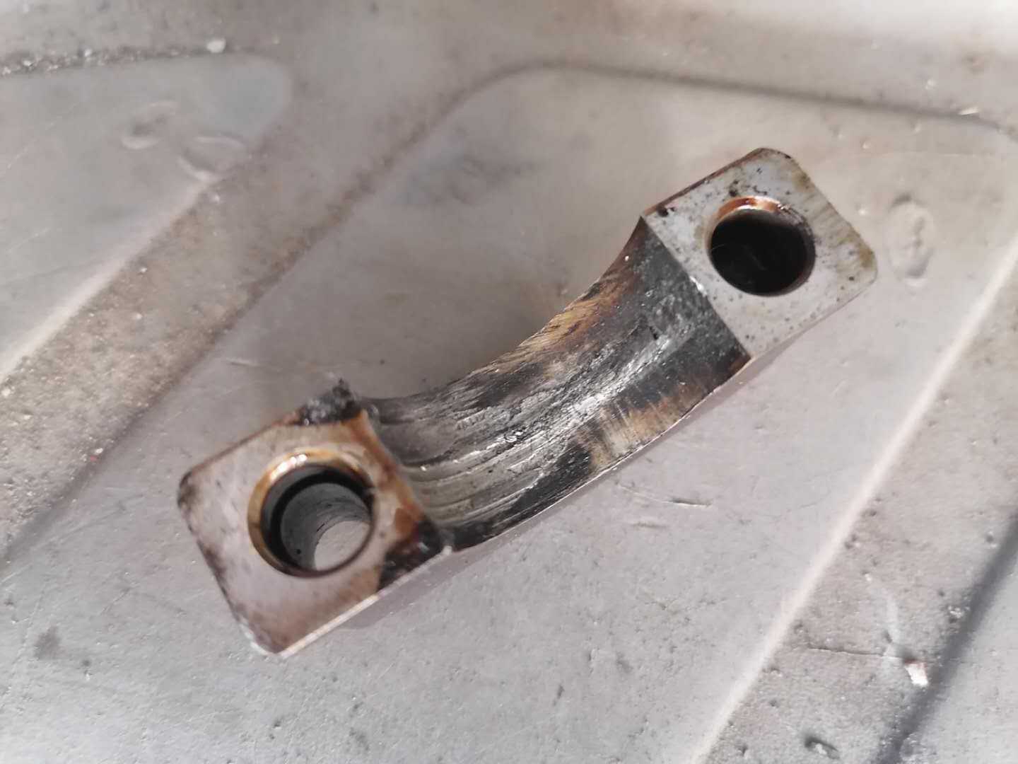 凸轮轴瓦盖不上油,凸轮轴瓦盖上紧转不动