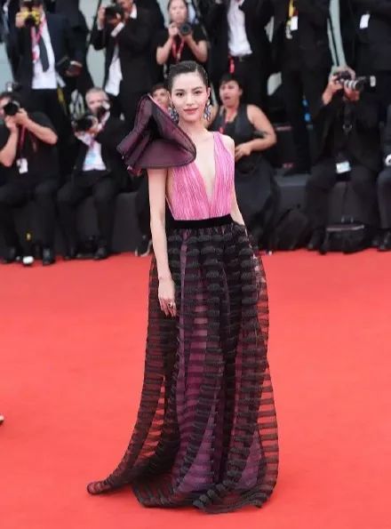 真正的女王从来无惧上战场视频,真正的女王王者荣耀